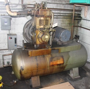 10HP QUINCY MDL. 350 PISTON TYPE HORIZONTAL TANK MOUNTED AIR COMPRESSOR