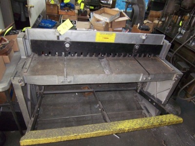CENTRAL MACHINERY 52" FOOT SHEAR